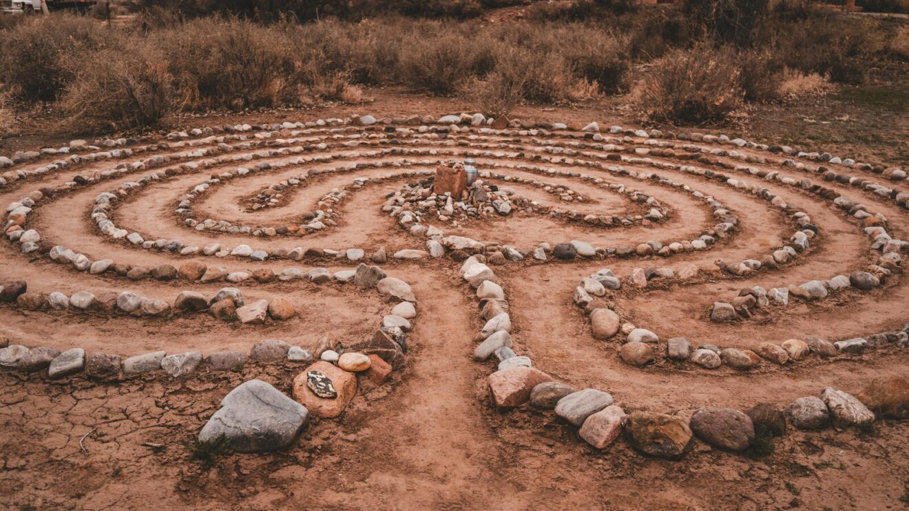 Un labyrinthe de pierre.